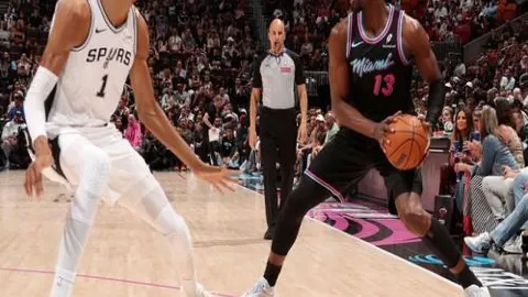 火箭大胜马刺，西部排名跃升至第四，阿门25分8助，格林21分7板助力胜利